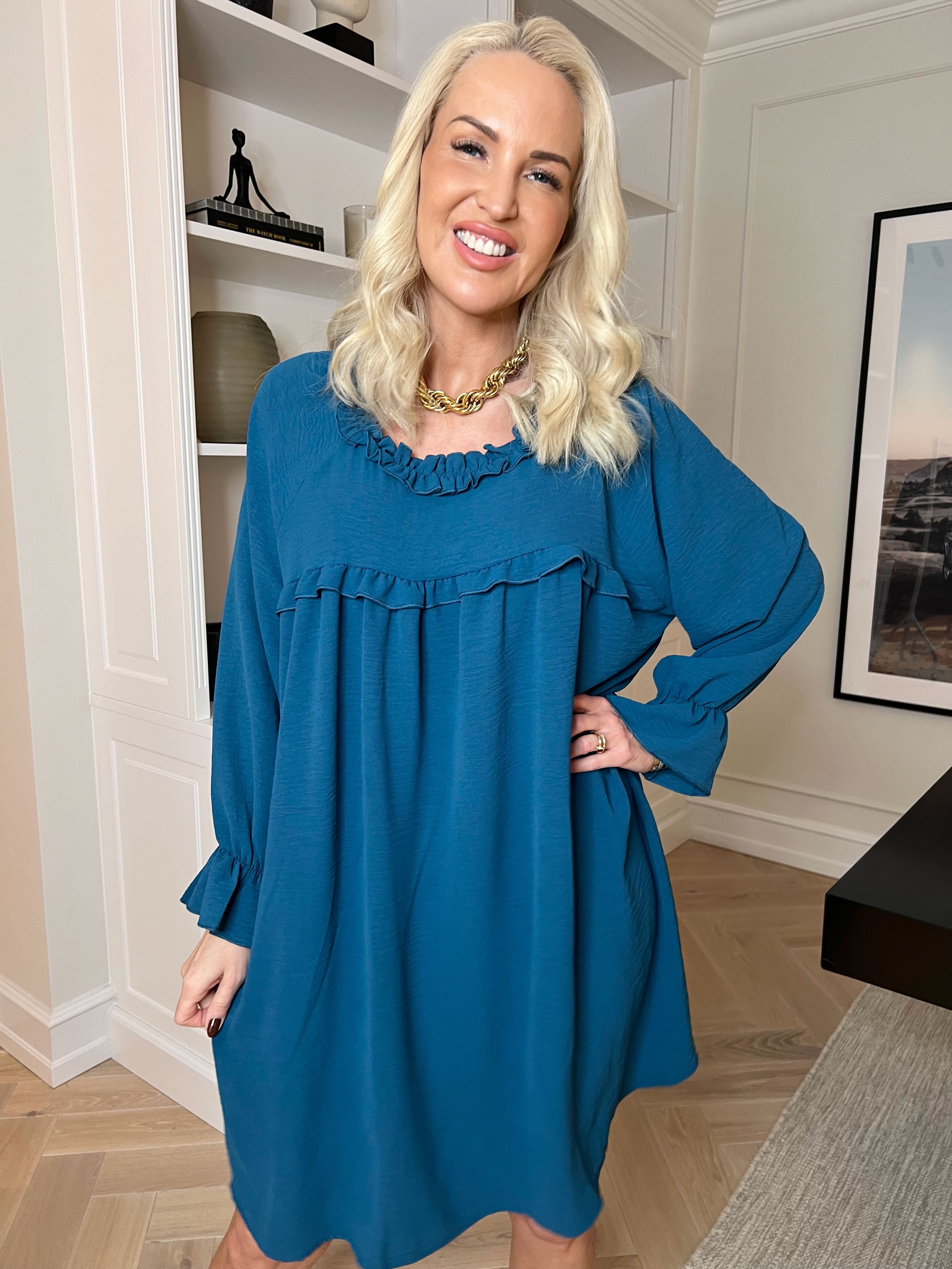 Waleria - Sød kjole i viskose med fine flæsedetaljer